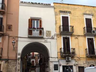 L'Arco � incastonato tra un palazzo giallo e uno color rosa salmone